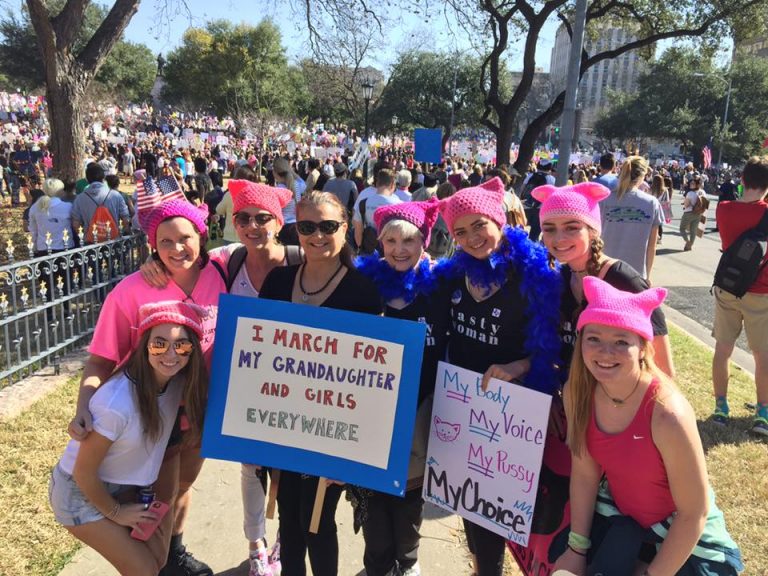 Enkelin und Oma gehen auf die Straße: Women’s March gegen Trump