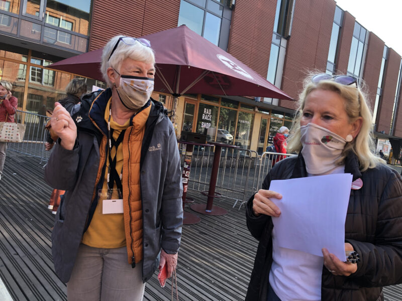 Dagmar Hirche steht beim internationalen Seniorentag draußen mit Christine Worch