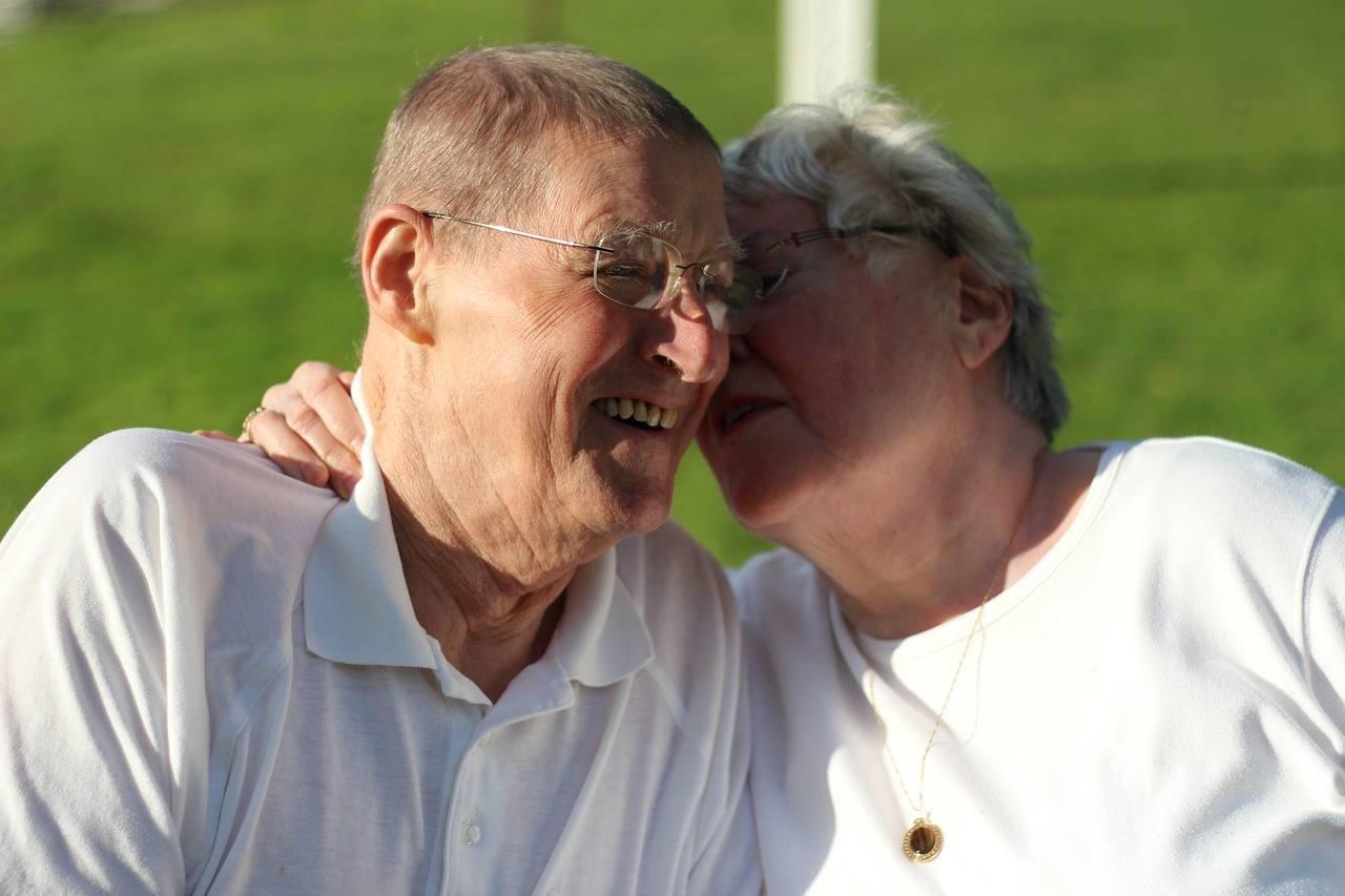 Grandparents Outdoors Snuggling  - lisabussell / Pixabay